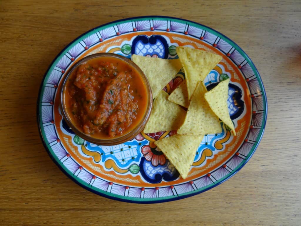 Salsa roja with totopos